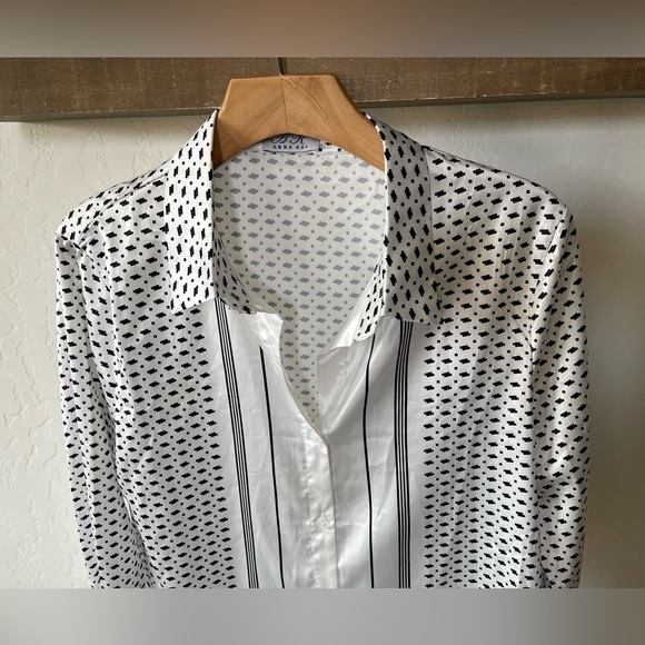 Anna Kay|Satin button down Long Sleeve in Geometric black & White print•••France - Picture 2 of 10